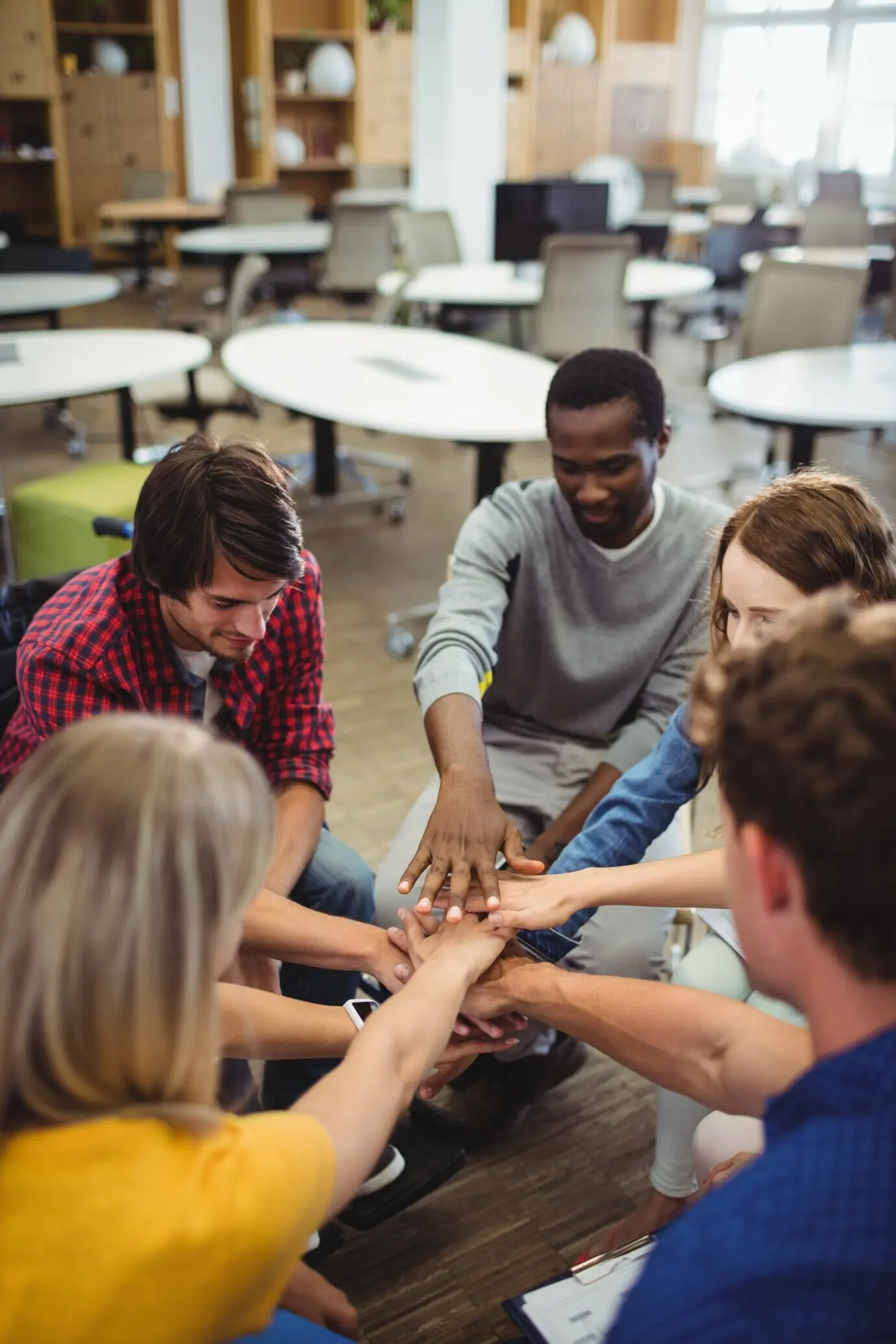 Руководители бизнеса с руками, сложенными друг на друга.