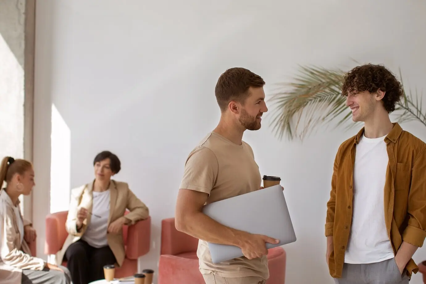 Средний план: люди обсуждают на рабочем месте.